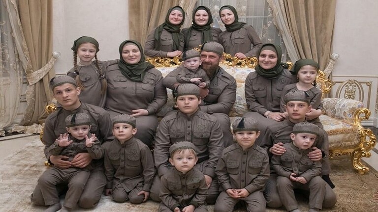 أم لـ 11 ولدا .. بوتين يمنح لقب “الأم البطلة” الأول في روسيا لزوجة رمضان قديروف
