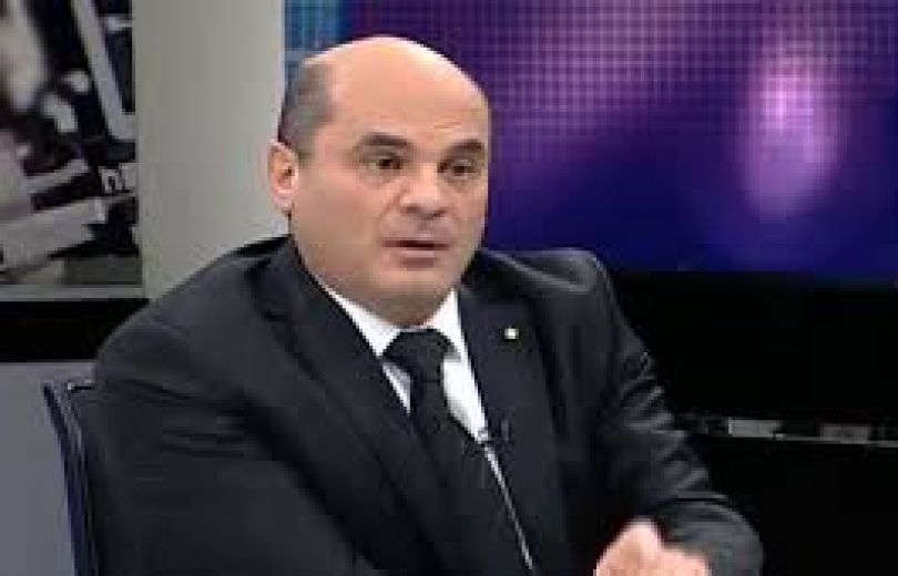 فرام يشتكي على المصارف