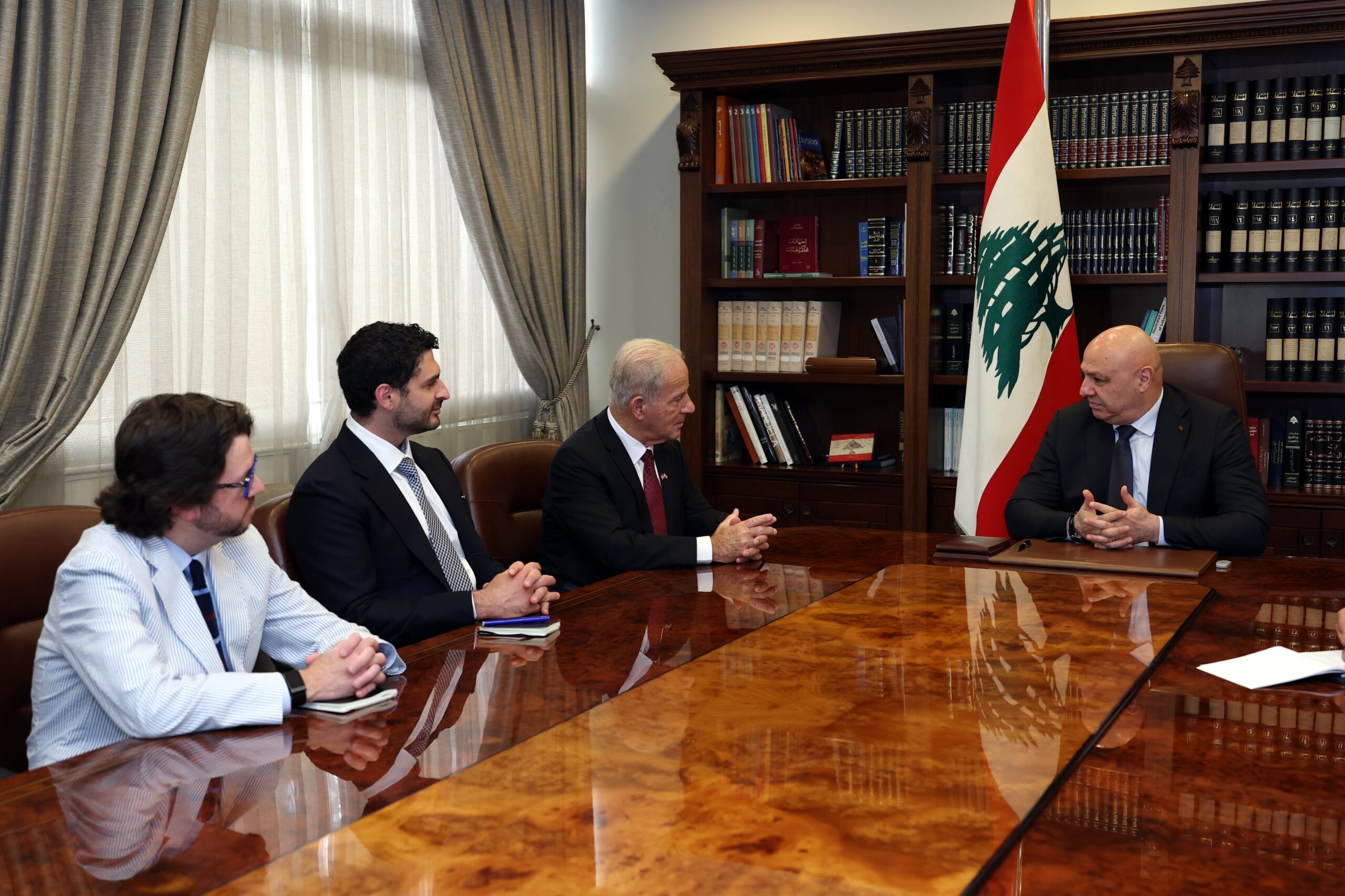 التحضيرات الجارية لانعقاد الجولة المقبلة من المفاوضات اللبنانية الاميركية الاسرائيلية حضرت خلال لقاء الرئيس عون السفير الاميركي واعضاء من لجنتي الشؤون الخارجية والقوات المسلحة في الكونغرس الاميركي