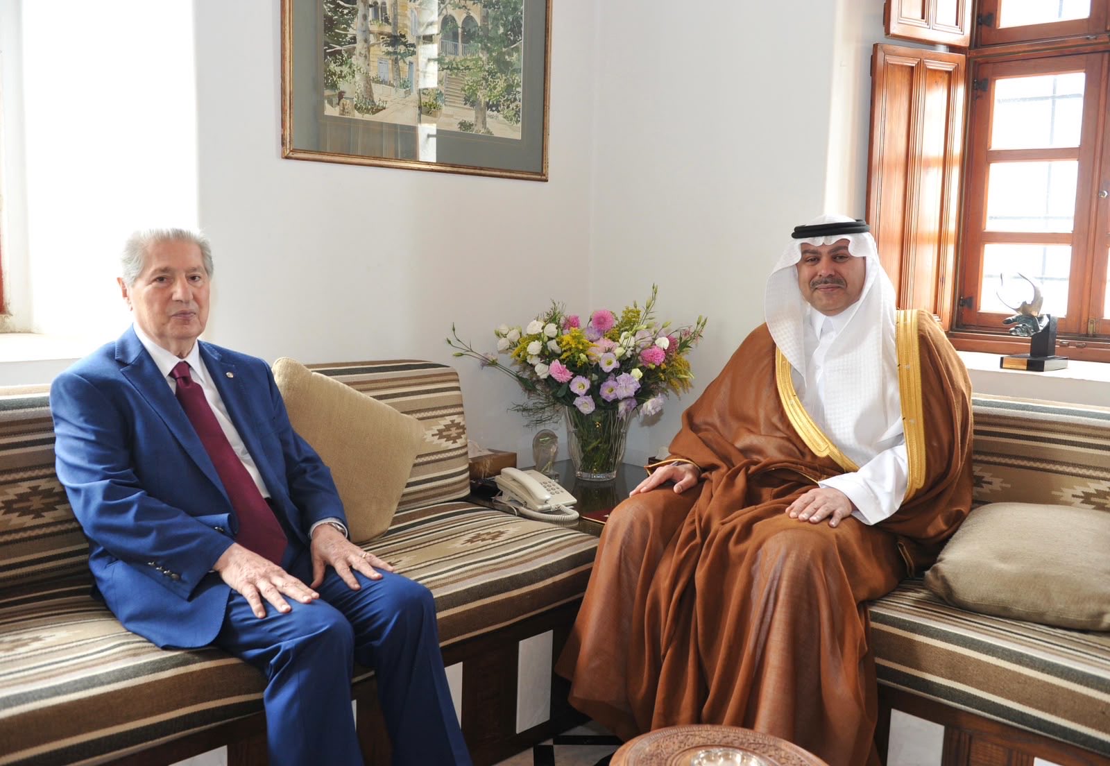 الدوسري يلتقي الرئيس الجميل
