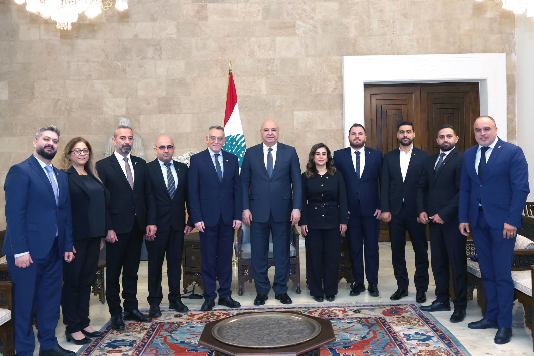 رئيس الجمهورية التقى قائد الجيش و اطلع من مدير عام الكهرباء على اوضاع المؤسسة ودعا خلال لقائه امين عام الصحافيين الدوليين الى عدم استغلال حرية الإعلام المصانة بالدستور والقوانين للابتزاز أو تضليل الرأي العام